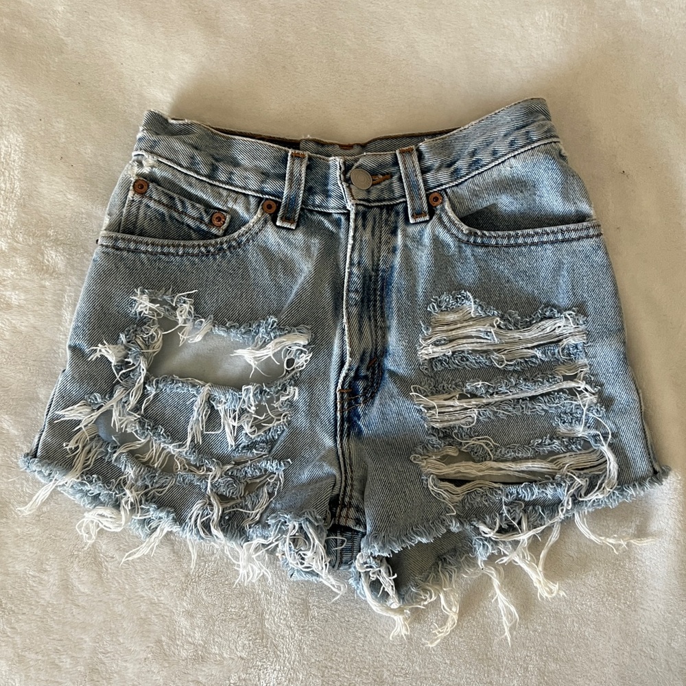 LEVIS SHORTS 512 STRAIGHT LEG DISTRESSED!